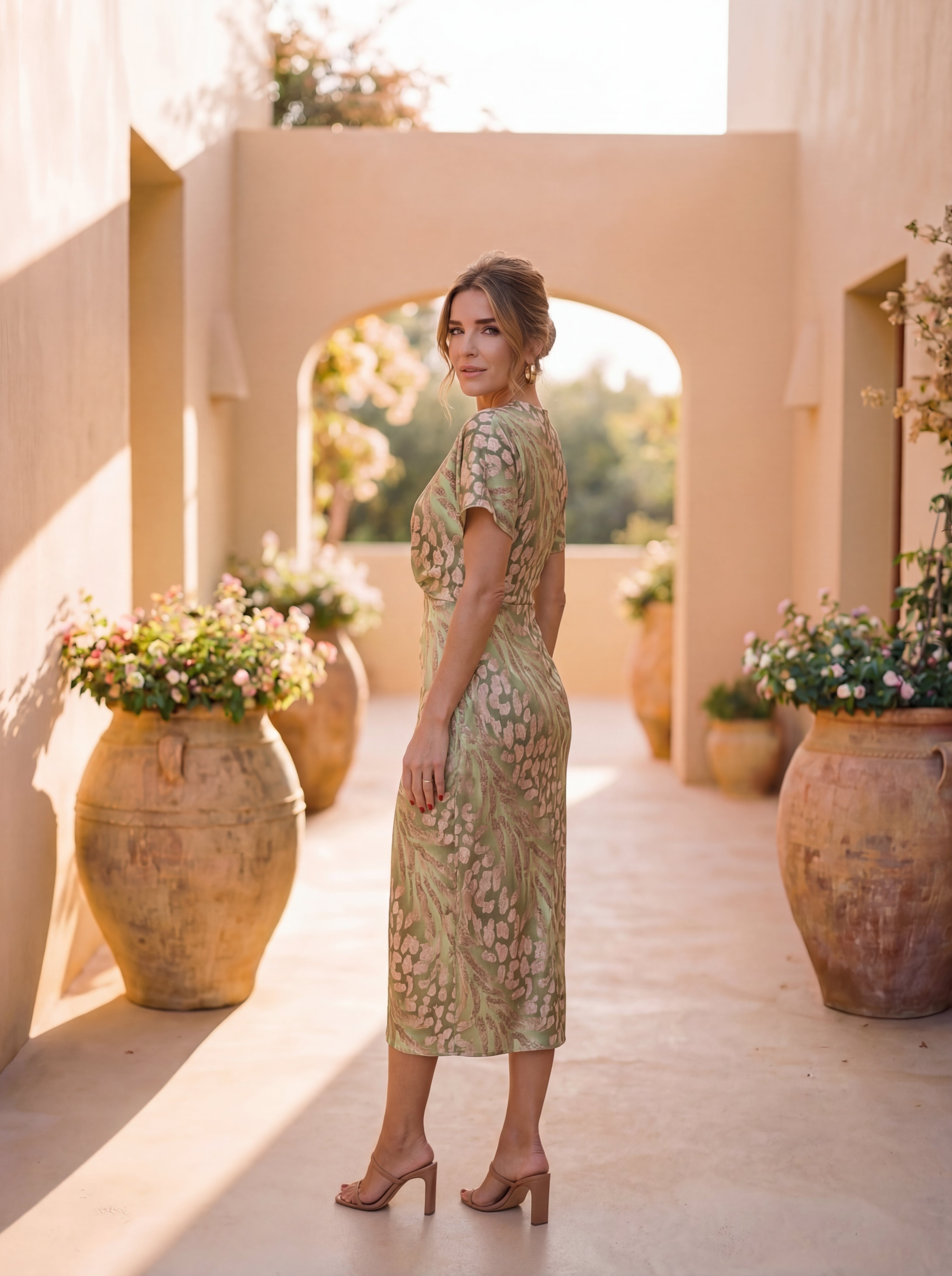Midi dress with a flattering effect, central knot, and fluid drape