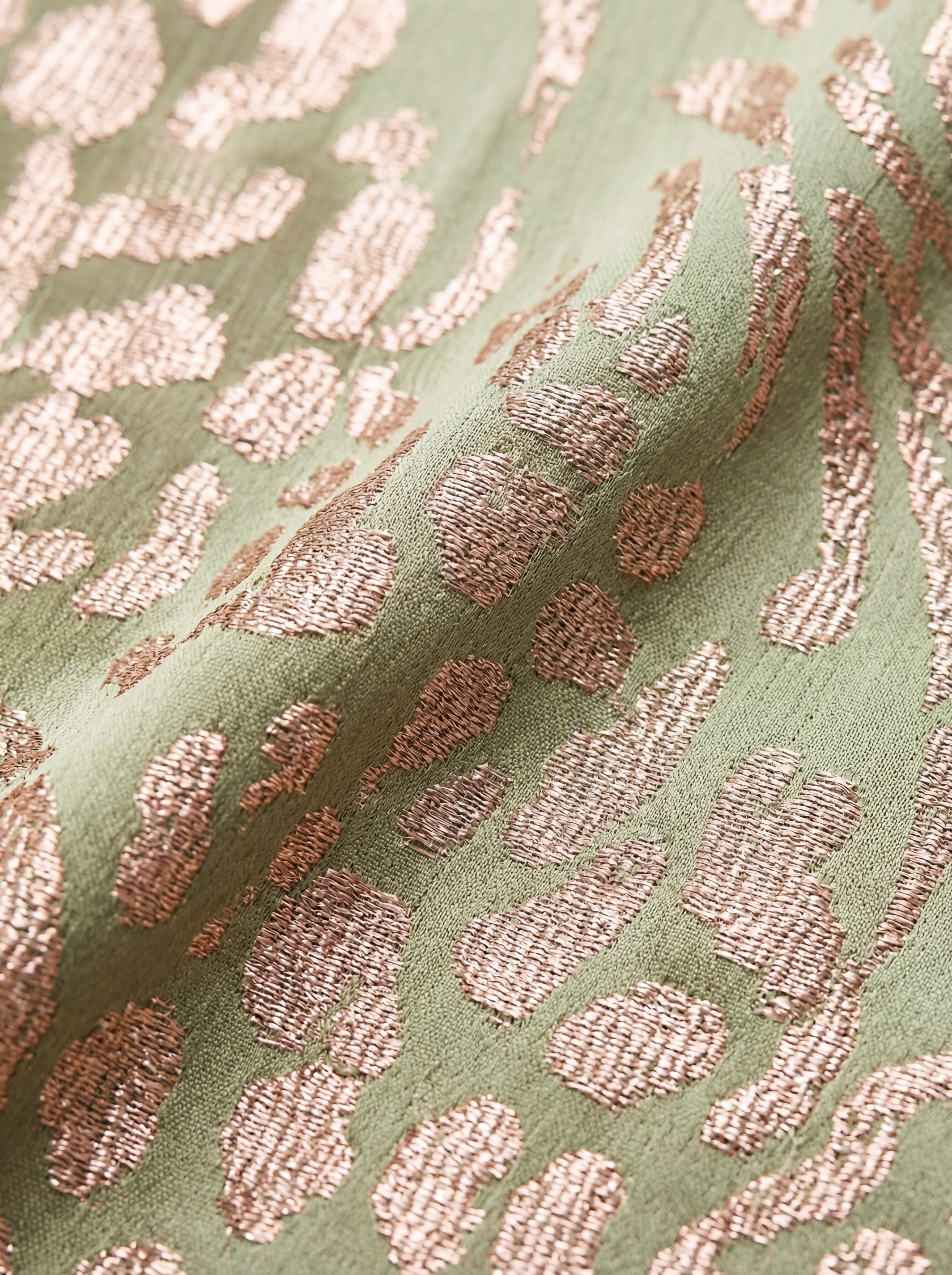 Midi dress with a flattering effect, central knot, and fluid drape
